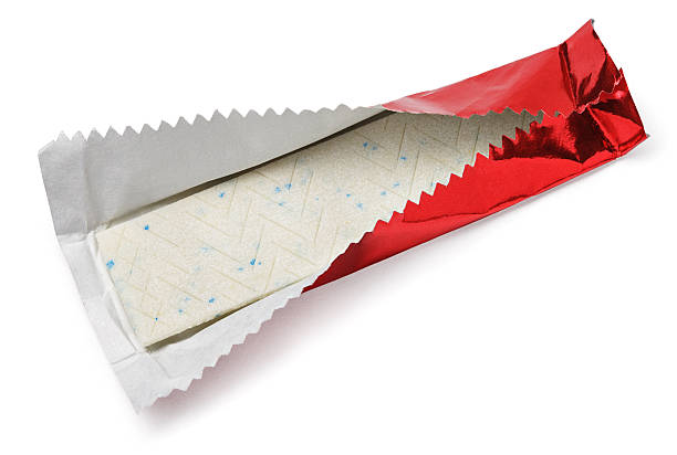 chewing gum plate in red foil on white - kleverig stockfoto's en -beelden