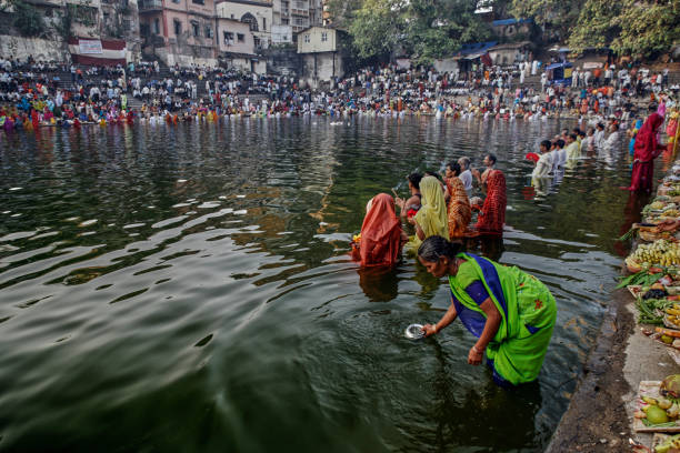 Chhat pooja  is dedicated to the Sun GOD and his sister at Banganga Walkeshwar Bombay 28-Oct-2006-Chhat pooja  is dedicated to the Sun GOD and his sister at Banganga Walkeshwar Bombay INDIA asi chhath stock pictures, royalty-free photos & images