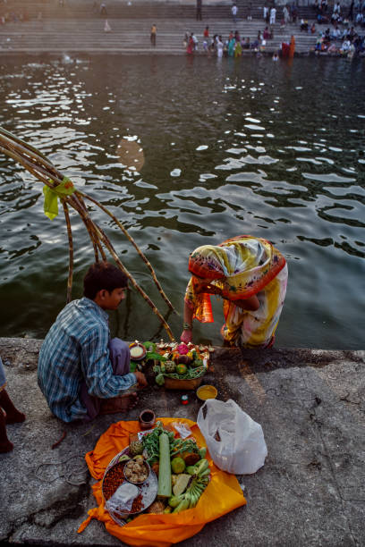 Chhat pooja  is dedicated to the Sun GOD and his sister at Banganga Walkeshwar Bombay 28-Oct-2006-Chhat pooja  is dedicated to the Sun GOD and his sister at Banganga Walkeshwar Bombay INDIA asi chhath stock pictures, royalty-free photos & images
