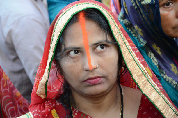 Chhath puja celebrated by Hindu women October 2017, kolkata: Women and men worshiping Hindu god at river Ganges in kolkata on the occasion of chhath puja festival. Chhath puja is a eco friendly Hindu festival in which devotee pray to sun. chhath stock pictures, royalty-free photos & images