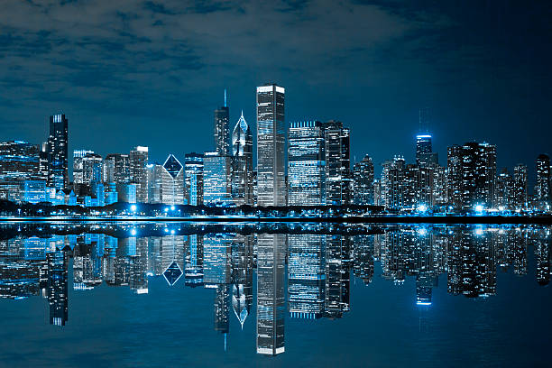 chicago at night - panoramik stok fotoğraflar ve resimler