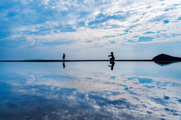 香川県三豊市の千武浜浜、日本のウユニ塩湖と呼ばれる人気の観光地 - 旅 ストックフォトと画像
