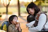子供の母親と一緒にアイスクリームを食べる