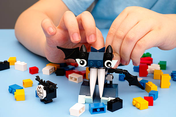 enfant jouant avec lego mixel vampos - lego photos et images de collection