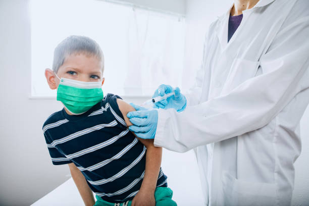 niño que recibe la vacuna del médico - vaccine mandate fotografías e imágenes de stock