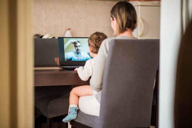 bambino, bimbo che parla con un genitore su skype - kostic foto e immagini stock