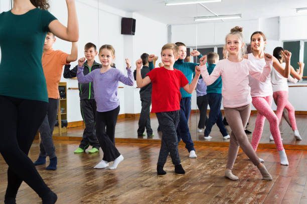 barn dans mo i studio leende och ha roligt - kids dancing bildbanksfoton och bilder