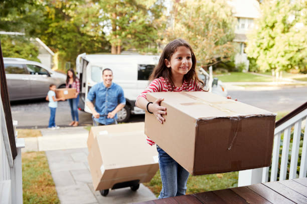 kinder helfen unload-boxen von van auf familie bewegt sich in tag - umzug stock-fotos und bilder