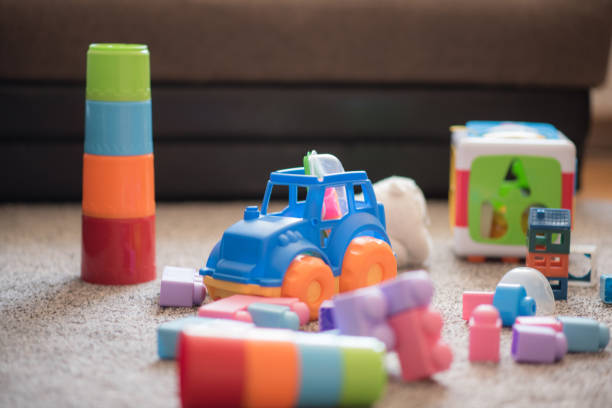 giocattoli per bambini sccatered aroung soggiorno pavimento - kostic foto e immagini stock