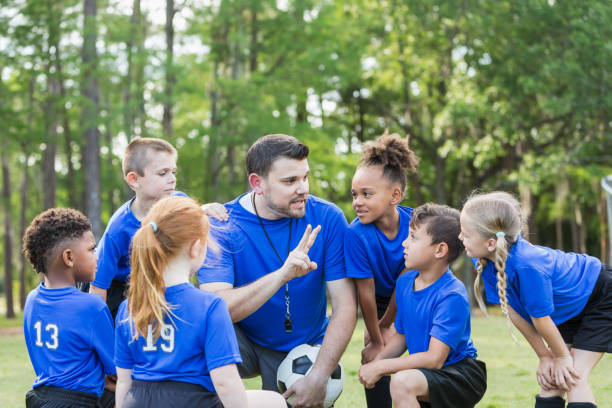 kinder voetbalteam met coach - coach stockfoto's en -beelden