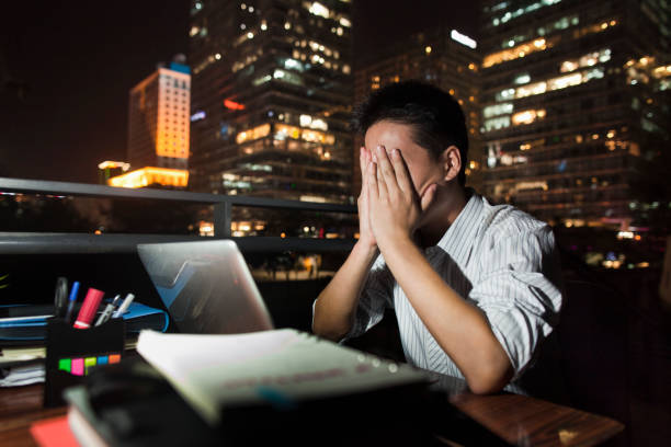 夜デスクで働く中国の実業家 - 残業 ストックフォトと画像