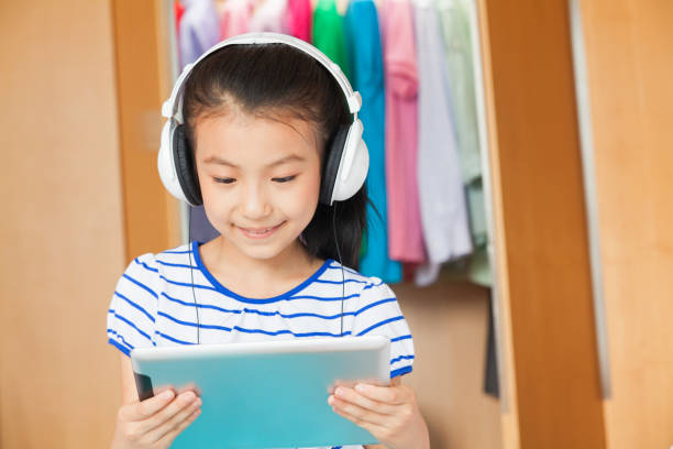 Chinese girl listening to headphones with digital tablet Chinese girl listening to headphones w</p />
</p></div>
				<div class=