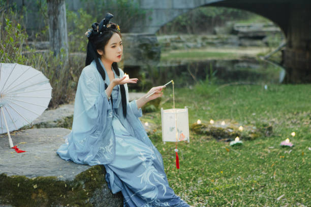 Chinese Han costume beauties set lanterns by the lake Chinese Han costume beauties set lanterns by the lake ::::: asian beauties : stock pictures, royalty-free photos & images