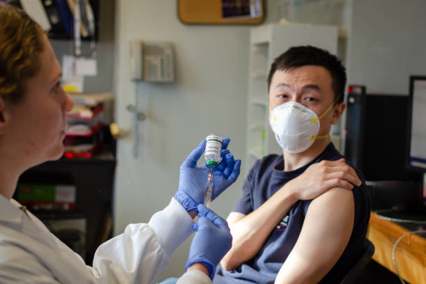 pria china menerima vaksin virus corona di klinik - konsep konsep & topik potret stok, foto, & gambar bebas royalti