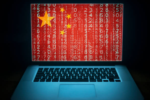 中国の国家インターネットセキュリティ。中国人のハッカーだ画面上のバイナリコンピュータコードと中国フラグを持つラップトップ。 - 中国　 ストックフォトと画像