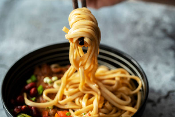 chinese noodles with braised pork chop - noodles imagens e fotografias de stock