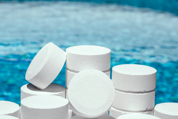 chlortabletten für die poolpflege. chlorpulver oder tabletten sind das häufigste desinfektionsmittel für poolwasser, eine sehr effektive lösung und es ist ein chemisches produkt. - pool rund stock-fotos und bilder