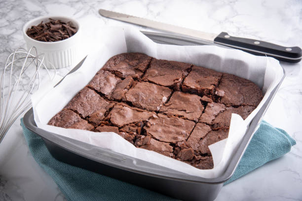 chocolade brownie in stalen pan - brownie stockfoto's en -beelden
