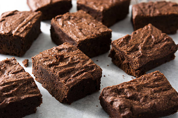 chocolate brownie portions - brownie stockfoto's en -beelden