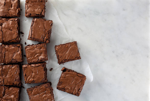 chocolade brownies schot van boven gesneden vierkant - brownie stockfoto's en -beelden