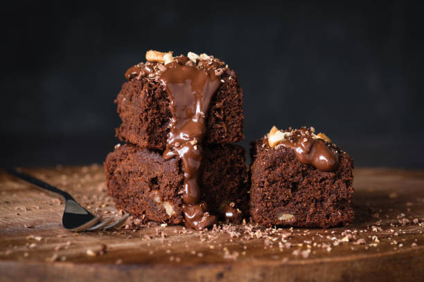 chocolade brownies met chocolade glazuur en walnoten - brownie stockfoto's en -beelden