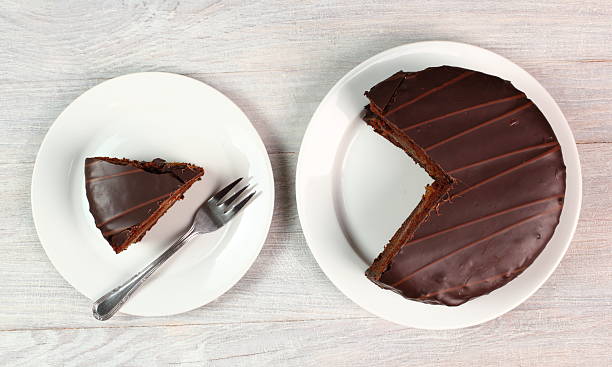 sachertorte tarte de chocolate - serving a slice of cake imagens e fotografias de stock