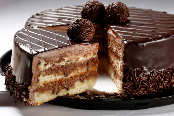 schokoladenkuchen mit bonbon - torte stock-fotos und bilder