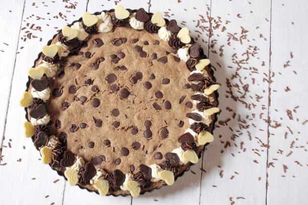 chocolate chip cookie cake on white background - bolo de bolacha imagens e fotografias de stock