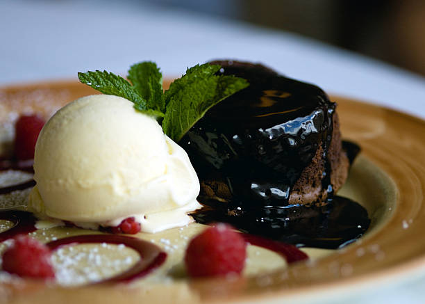 schokoladenkuchen und vanilleeis - ice cream fancy stock-fotos und bilder