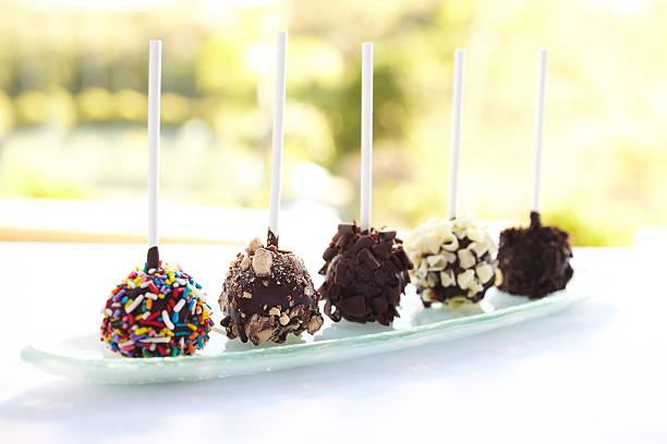 schokolade lutscher auf einem tablett im freien - ice cream fancy stock-fotos und bilder