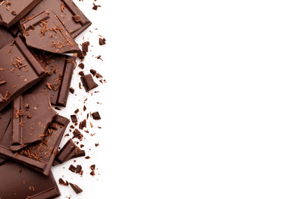chocoladestukjes grens op witte achtergrond - chocolade stockfoto's en -beelden