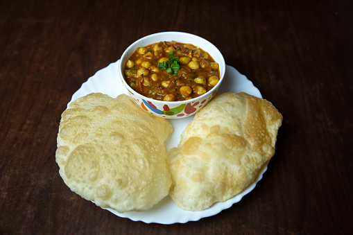 Picture showing the most popular street food in Delhi, Chole Bhature