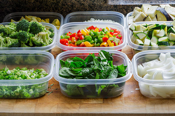 chopped vegetables in plastic containers - eten koken stockfoto's en -beelden
