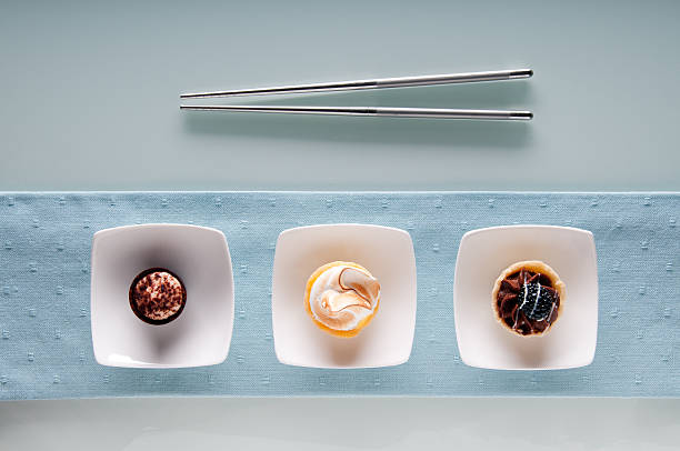 chopstick sfida: tiramisù, di meringa e limone e mousse al cioccolato - pasticcini foto e immagini stock