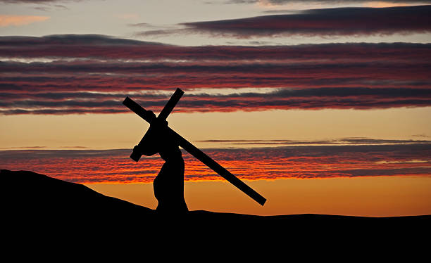 jésus portant la croix. coucher de soleil multicolore - good friday photos et images de collection