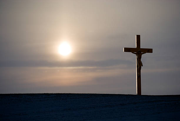 christ sur la croix - good friday photos et images de collection