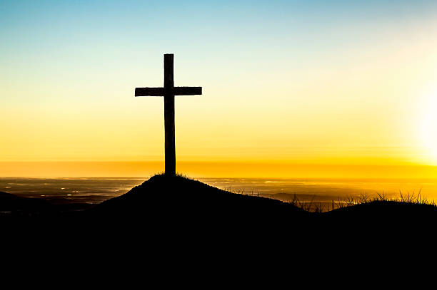 christian cross sur une colline au lever du soleil - good friday photos et images de collection