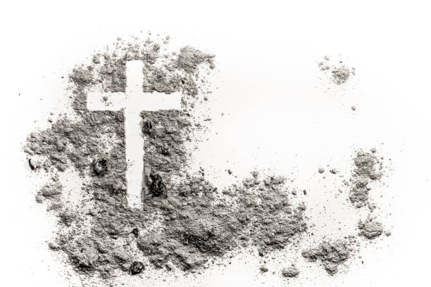 croix chrétienne ou crucifix de dessin dans la cendre, de poussière ou de sable - good friday background photos et images de collection