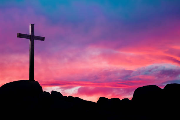 croix chrétienne sur un magnifique fond de coucher de soleil - good friday photos et images de collection