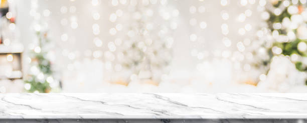 sfondo natalizio del piano del tavolo in marmo con arredamento astratto del soggiorno caldo con albero di natale corda sfocata bokeh con neve, sfondo natalizio, banner panoramico mock up per l'esposizione del prodotto. - christmas table foto e immagini stock