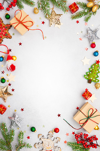 istock Fondo de Navidad con cajas de regalo, decoración festiva, ramas de abeto. 1177494967