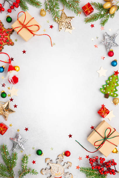 weihnachten hintergrund mit geschenk-boxen, festliche dekor, tannenbaum zweige. - vertikal stock-fotos und bilder