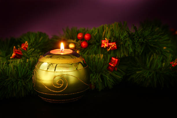 świąteczne tła z niskim oświetleniem z świecami - weihnachten zdjęcia i obrazy z banku zdjęć