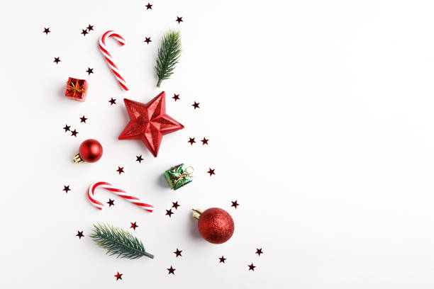 흰색 배경에 크리스마스 공, 전나무 나무 가지와 크리스마스 장식. - christmas decoration 뉴스 사진 이미지