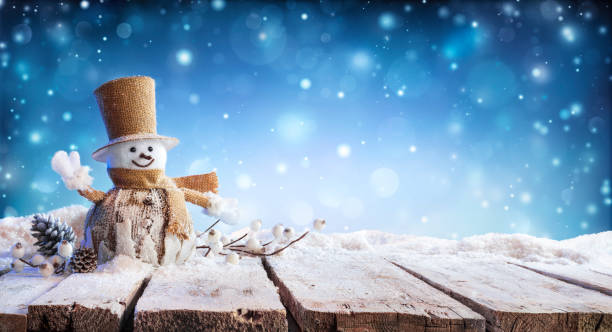 kerstkaart-winter inkomende-sneeuwpop op tafel - kerstkaart stockfoto's en -beelden