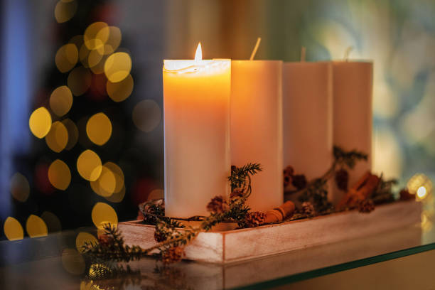 weihnachten dekoration kerze für advent saison vier kerzen brennen - erster advent stock-fotos und bilder