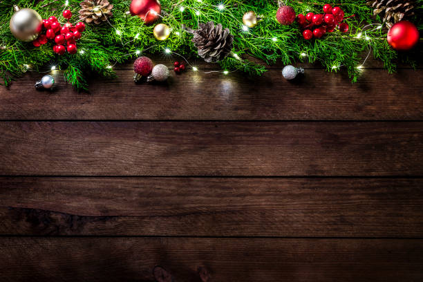 de decoratie van kerstmis met exemplaarruimte op een rustieke houten lijst - plankje plant touw stockfoto's en -beelden