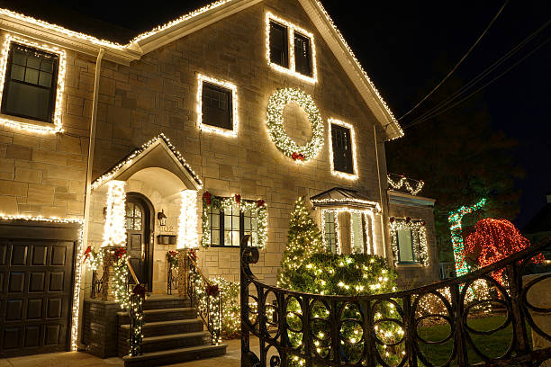 decoración de navidad  - christmas lights house fotografías e imágenes de stock