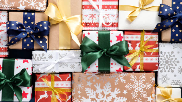 vista superior de la colección de cajas de regalo de navidad. flat lay presents papel festivo envuelto con lazos de cinta de colores. - christmas present fotografías e imágenes de stock