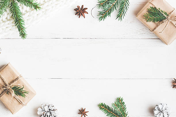 christmas gift, knitted blanket, pine cones, fir branches. flat lay - compositie stockfoto's en -beelden